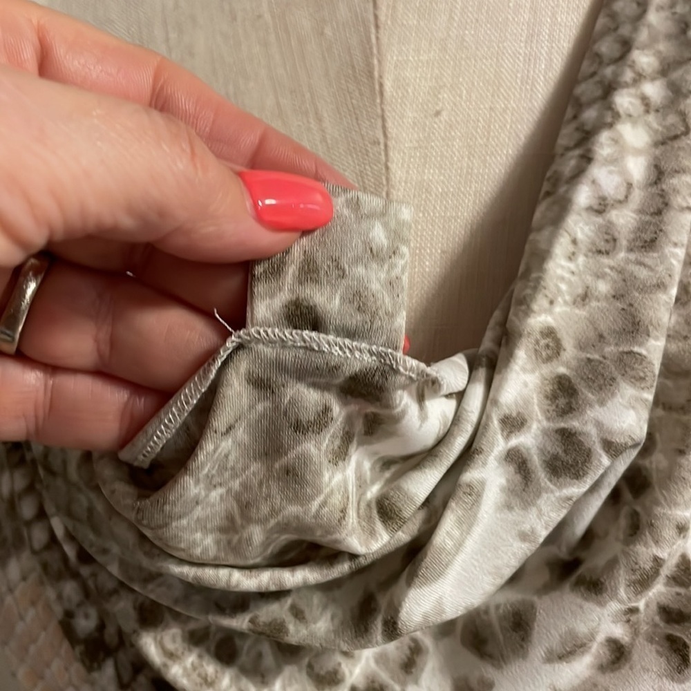 Kenneth Cole NY women’s snakeskin python jersey rushed top sleeveless neutral M - Picture 3 of 14